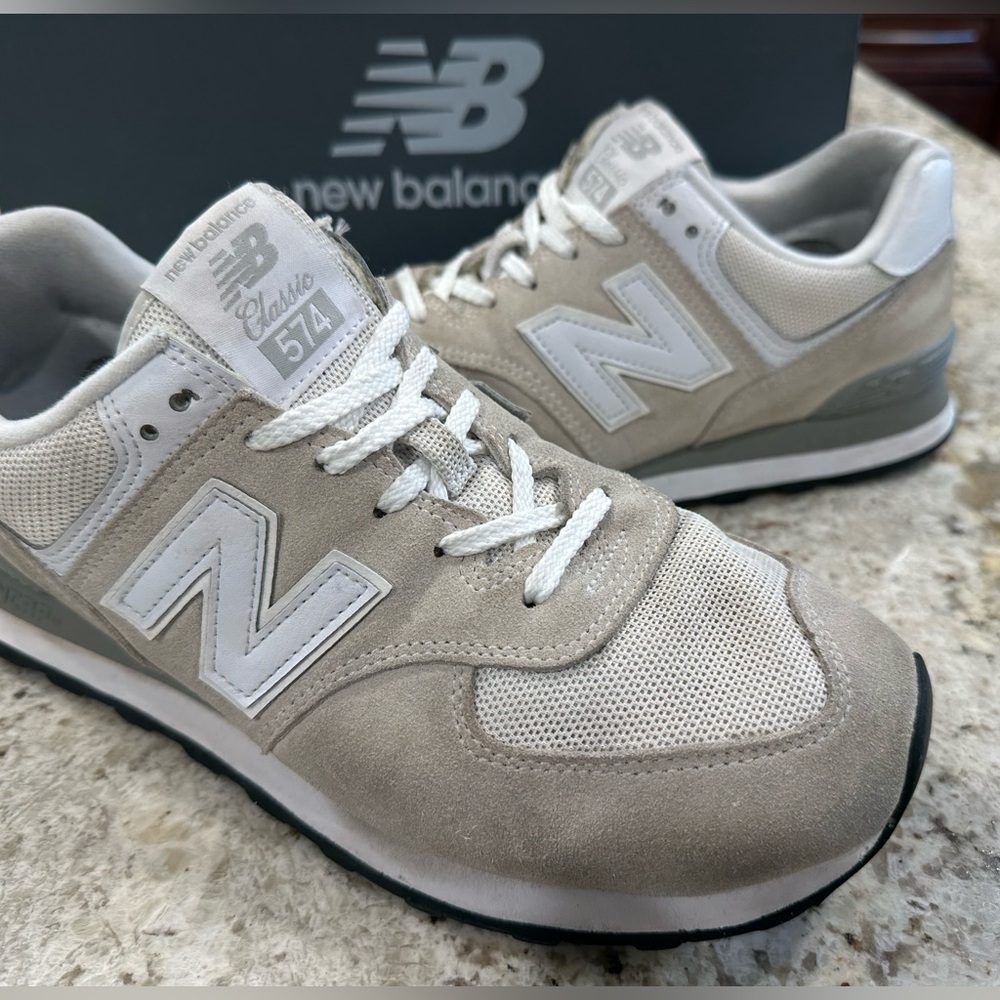 New Balance 574 Classic Beige and White Unisex M 9.5 W 11 Preowned Good Cond.